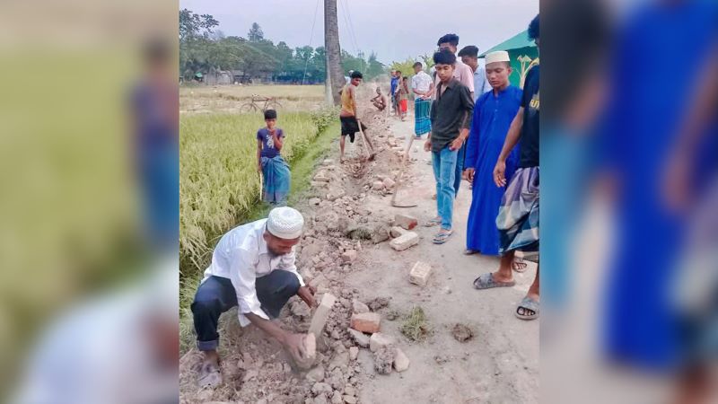এক কিলোমিটার খোঁড়ার পর ঠিকাদার বুঝলেন, ভুল সড়কে কাজ করছেন